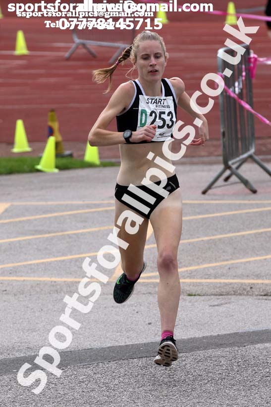 Senior womens 4 stage relay, Northern Senior 6 and 4 and Junior Stage Road Relays, SportsCity, Manchester. Photo:  David T. Hewitson/Sports for All Pics